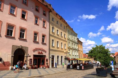 Çek Cumhuriyeti 'nde 14 Temmuz 2020 Cheb / Eger: Orta Çağ' da ana pazar meydanında yarım keresteli evler grubu