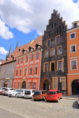 Çek Cumhuriyeti 'nde 14 Temmuz 2020 Cheb / Eger: Orta Çağ' da ana pazar meydanında yarım keresteli evler grubu