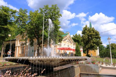 Çek Cumhuriyeti 'nde 14 Temmuz 2020 Frantiskovy Lazne / Franzensbad: Yayaların merkezindeki çeşme