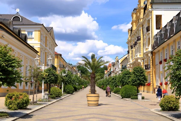 14 Temmuz 2020 Frantiskovy Lazne / Franzensbad, Çek Cumhuriyeti: Yazın yaya bölgesiyle merkez