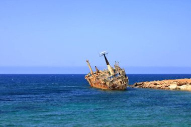 Kıbrıs 'taki Akrotiri Sahili' nde terk edilmiş Edro III gemisinin enkazı