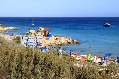 Ayia Napa 'nın ünlü Konnos Bay Sahili' ndeki insanlar. Famagusta İlçesi, Kıbrıs