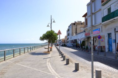 30 Eylül 2020 - LARNACA, CYPRUS: Finikoudes gezinti güvertesinde güneşli bir gün, korona salgını yüzünden sakin bir hayat
