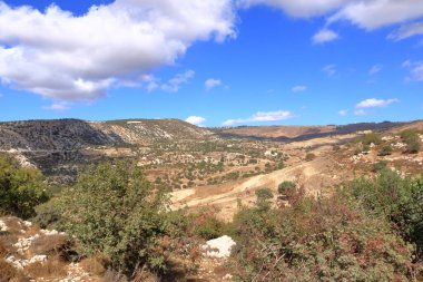 Kıbrıs dağları kıyıya yakın ve Avakas kayalıkları