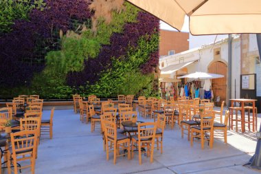 2 Ekim 2020 - Paphos, Kıbrıs: Paphos 'un orta turistik bölgesinde alışveriş caddesi, Corona salgını yüzünden sakin yaşam