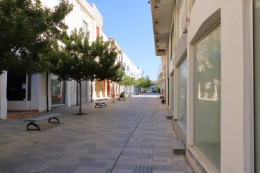 2 Ekim 2020 - Paphos, Kıbrıs: Paphos 'un orta turistik bölgesinde alışveriş caddesi, Corona salgını yüzünden sakin yaşam