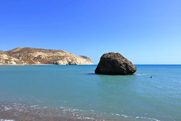 Pláž Afrodita Kamennými Skálami Afroditském Zálivu Středozemního Moře Modrá Obloha — Stock fotografie