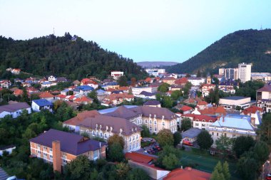 9 Eylül 2021 - Piatra Neamt, Kreuzburg, Romanya: Romanya 'nın yeşil kenti Piatra Neamt, Kreuzburg' un havadan görünüşü