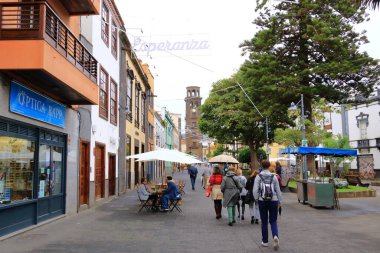 25 Kasım 2021 - La Laguna, Tenerife, İspanya: Bulutlu bir günde şehir caddesi