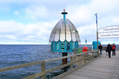 26 Şubat 2022 - Zinnowitz, Almanya: Kışın sahildeki insanlar