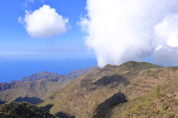 ゴメラ島への美しい景色を望むテネリフェ島の天望山でのハイキング — ストック写真