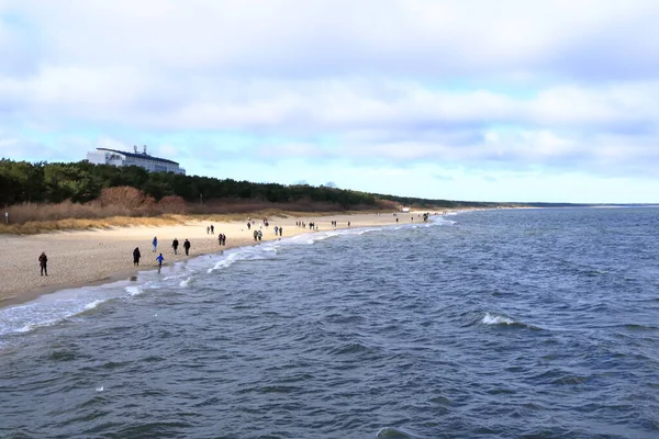 มภาพ 2022 Zinnowitz เยอรมน คนบนชายหาดในฤด หนาว — ภาพถ่ายสต็อก