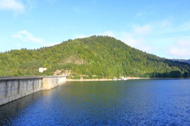 Romanya 'nın Bicaz kentindeki Izvorul Muntelui Gölü Barajı