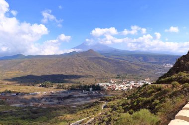 Santiago del Teide kasabası ve vadi de arriba yukarıdan. Tenerife, İspanya 'daki Kanarya Adaları