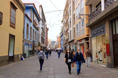 25 Kasım 2021 - La Laguna, Tenerife, İspanya: Bulutlu bir günde şehir caddesi