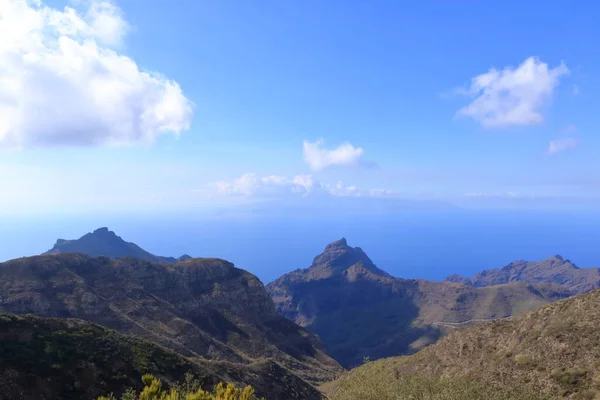 ゴメラ島への美しい景色を望むテネリフェ島の天望山でのハイキング — ストック写真