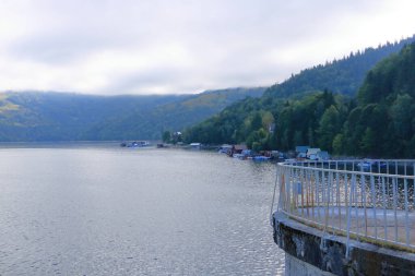 Romanya 'da Dağ Gölü ve Bicaz enerji barajı