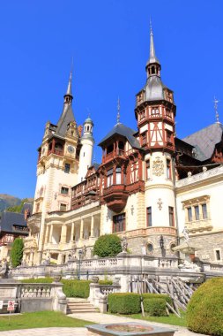 12 Eylül 2021 - Romanya 'da Sinaia: Peles Şatosu Sinaia sonbahar mevsiminde, Transilvanya, Romanya Unesco Dünya Mirasları Bölgesi tarafından korunuyor