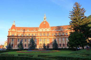 11 Eylül 2021 - Romanya, Transilvanya 'da Brasov, Kronstadt: Ortaçağ kentinin antik caddesindeki turistler