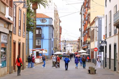 25 Kasım 2021 - La Laguna, Tenerife, İspanya: Bulutlu bir günde şehir caddesi