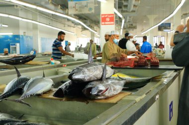 16 Mart 2022 - Muscat, Umman: Muscat Mutrah balık pazarı. İslam ülkesinde erkekler çok çalışkan oluyor.