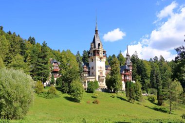 Peles Şatosu Sinaia sonbahar mevsiminde, Romanya 'nın Transilvanya kenti Unesco Dünya Mirasları Bölgesi tarafından korunuyor