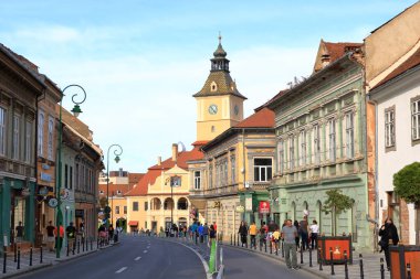 11 Eylül 2021 - Romanya, Transilvanya 'da Brasov, Kronstadt: Ortaçağ kentinin antik caddesindeki turistler