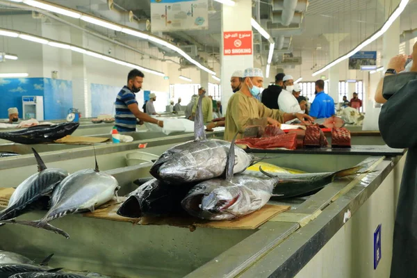 16 Mart 2022 - Muscat, Umman: Muscat Mutrah balık pazarı. İslam ülkesinde erkekler çok çalışkan oluyor.