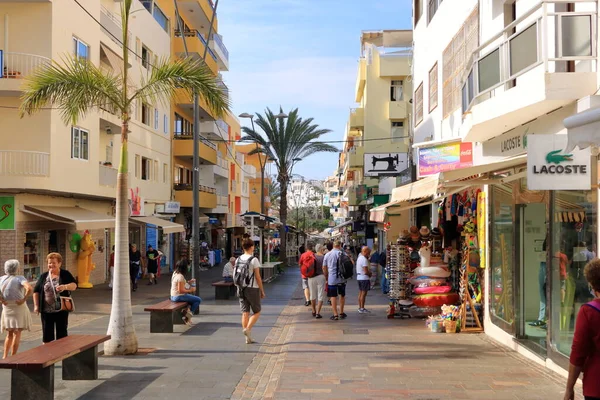 Novembro 2021 Los Cristianos Tenerife Canárias Uma Rua Movimentada Cidade — Fotografia de Stock