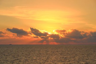 Horizon 'da bir yolcu gemisinin üzerinde gün batımı