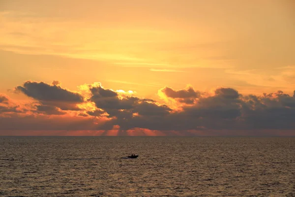 Захід Сонця Над Круїзним Кораблем Горизонті — стокове фото