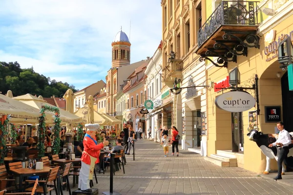 11 Eylül 2021 - Romanya, Transilvanya 'da Brasov, Kronstadt: Ortaçağ kentinin antik caddesindeki turistler