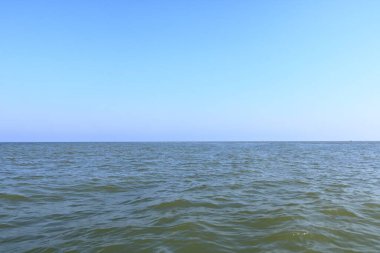 Yaz güneşli bir günde Romanya 'nın Tuna Deltası ile Karadeniz arasındaki su kanalının manzarası