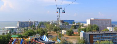 14 Eylül 2021 - Romanya 'da Köstence: Popüler bir tatil beldesi olan Mamaia' nın üzerindeki turistler için Gondol manzarası