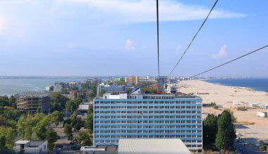 14 Eylül 2021 - Romanya 'da Köstence: Popüler bir tatil beldesi olan Mamaia' nın üzerindeki turistler için Gondol manzarası