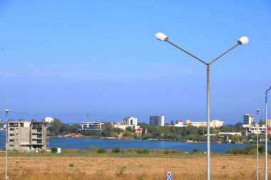 Romanya 'dan Köstence: Mamaia tatil beldesi ve Siutghiol Gölü' ndeki bulvarlı manzara