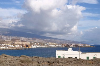 Poris de Abona plajı ve kasaba