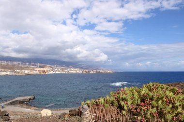 Poris de Abona plajı ve kasaba