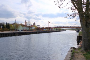 30 Nisan 2022 - Almanya 'da Anklam: Palyaço gününde küçük sanayi limanı