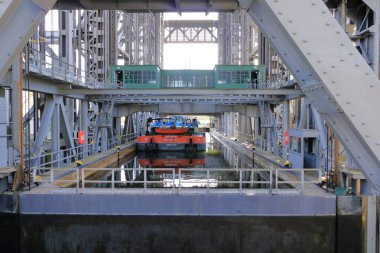 Bir itme gemisi Almanya 'daki Niederfinow' dan geçiyor.