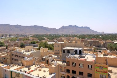 Nizwa Kalesi 'nden Nizwa' ya ve çevresindeki dağlara bakın.