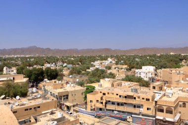 Nizwa Kalesi 'nden Nizwa' ya ve çevresindeki dağlara bakın.