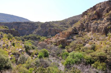 Umman 'daki Jebel Akhdar dağındaki Wadi Bani Habib' de terk edilmiş bir köyün kalıntılarının görüntüsü.