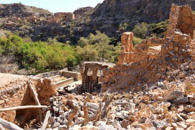 Umman 'daki Jebel Akhdar dağındaki Wadi Bani Habib' de terk edilmiş bir köyün kalıntılarının görüntüsü.