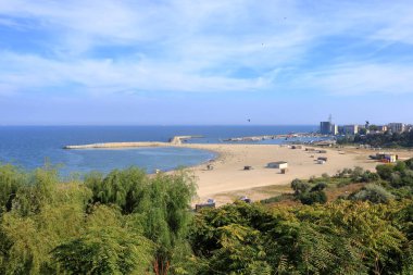 15 Eylül 2021 - Romanya 'da Köstence: Plaj Plaja Modern, güneşli bir günde mavi gökyüzü