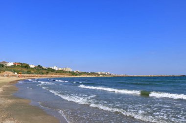 15 Eylül 2021 - Romanya 'da Köstence: Plaj Plaja Modern, güneşli bir günde mavi gökyüzü