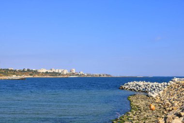 15 Eylül 2021 - Romanya 'da Köstence: Plaj Plaja Modern, güneşli bir günde mavi gökyüzü