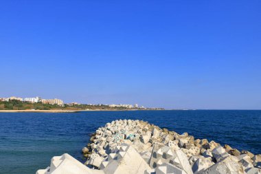 15 Eylül 2021 - Romanya 'da Köstence: Plaj Plaja Modern, güneşli bir günde mavi gökyüzü