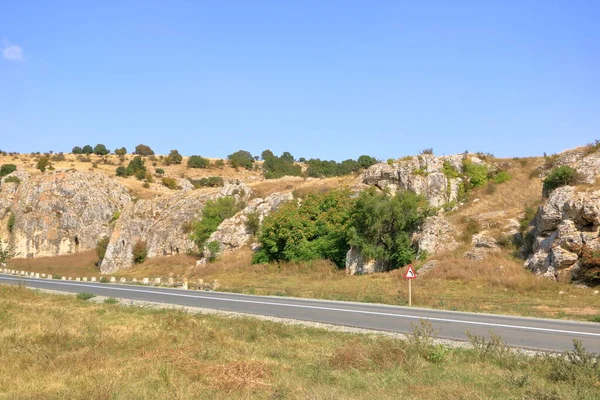 ルーマニアのドブロゲア渓谷 ドブロゲイ にある ヨーロッパで最も古い石灰岩岩の岩でできた山の風景 — ストック写真