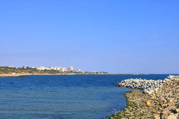 15 Eylül 2021 - Romanya 'da Köstence: Plaj Plaja Modern, güneşli bir günde mavi gökyüzü